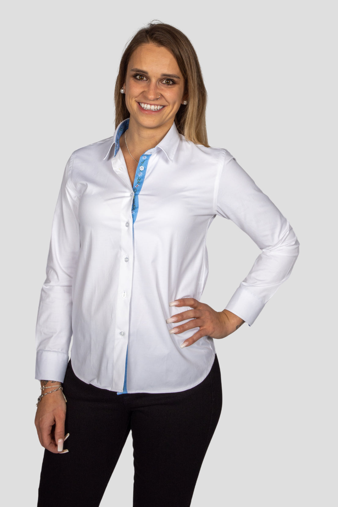 Damen Edelweiss Bluse von Edelvetica, elegant und traditionell gestaltet. Die Bluse zeichnet sich durch ein feines Edelweiss-Muster aus, das einen Hauch von alpiner Eleganz verleiht. Sie ist ideal für Anlässe, bei denen eine Kombination aus klassischem Stil und modischer Raffinesse gefragt ist.