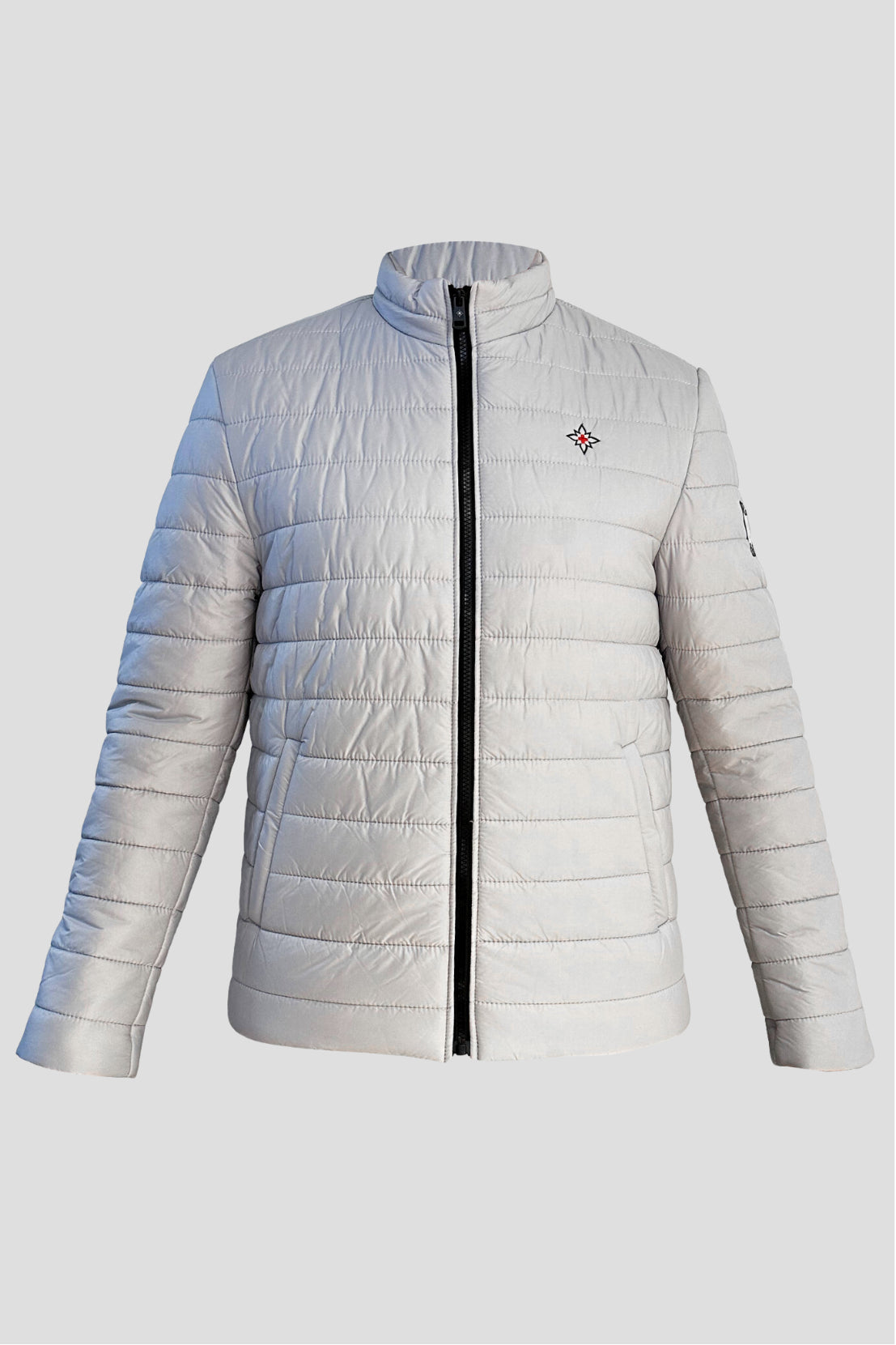 Damen Edelweiss Übergangsjacke von Edelvetica, eine elegante und funktionale Jacke. Sie zeichnet sich durch das charakteristische Edelweiss-Design aus, das stilvolle Akzente setzt. Ideal für die Übergangszeit, vereint die Jacke Komfort mit modischem Ausdruck und eignet sich perfekt für vielseitige Outfits.