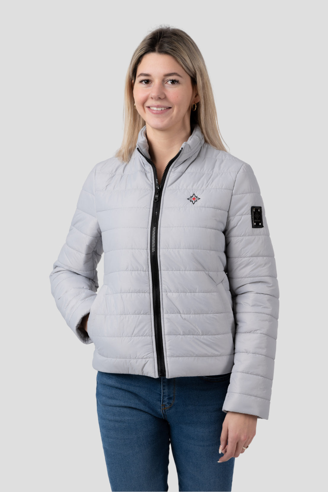 Damen Edelweiss Übergangsjacke von Edelvetica, eine elegante und funktionale Jacke. Sie zeichnet sich durch das charakteristische Edelweiss-Design aus, das stilvolle Akzente setzt. Ideal für die Übergangszeit, vereint die Jacke Komfort mit modischem Ausdruck und eignet sich perfekt für vielseitige Outfits.