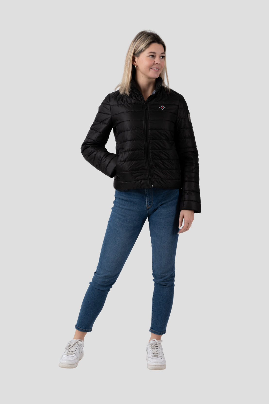 Damen Edelweiss Übergangsjacke von Edelvetica, eine elegante und funktionale Jacke. Sie zeichnet sich durch das charakteristische Edelweiss-Design aus, das stilvolle Akzente setzt. Ideal für die Übergangszeit, vereint die Jacke Komfort mit modischem Ausdruck und eignet sich perfekt für vielseitige Outfits.