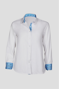 Damen Edelweiss Bluse von Edelvetica, elegant und traditionell gestaltet. Die Bluse zeichnet sich durch ein feines Edelweiss-Muster aus, das einen Hauch von alpiner Eleganz verleiht. Sie ist ideal für Anlässe, bei denen eine Kombination aus klassischem Stil und modischer Raffinesse gefragt ist.