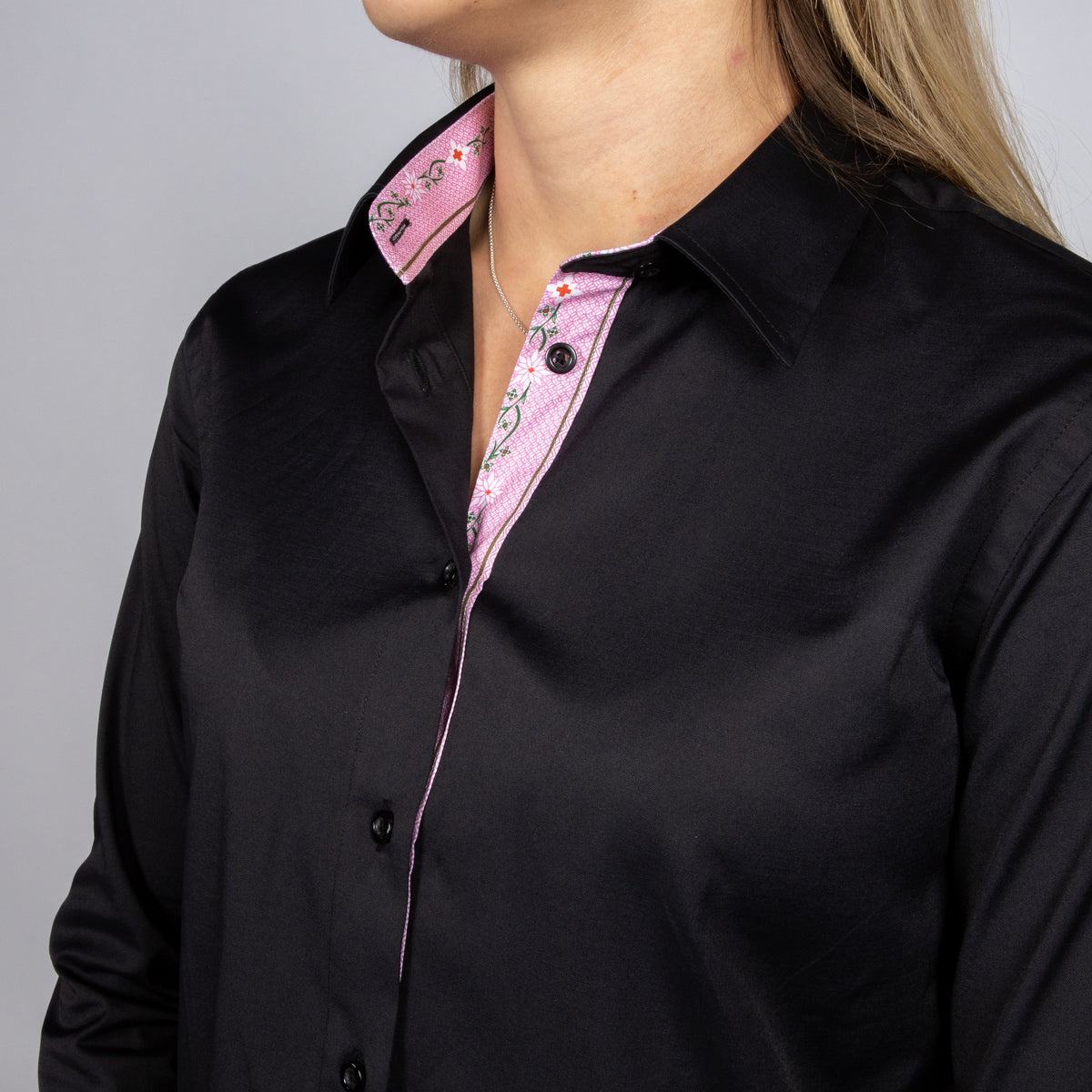 Damen Edelweiss Bluse von Edelvetica, elegant und traditionell gestaltet. Die Bluse zeichnet sich durch ein feines Edelweiss-Muster aus, das einen Hauch von alpiner Eleganz verleiht. Sie ist ideal für Anlässe, bei denen eine Kombination aus klassischem Stil und modischer Raffinesse gefragt ist.