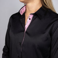 Damen Edelweiss Bluse von Edelvetica, elegant und traditionell gestaltet. Die Bluse zeichnet sich durch ein feines Edelweiss-Muster aus, das einen Hauch von alpiner Eleganz verleiht. Sie ist ideal für Anlässe, bei denen eine Kombination aus klassischem Stil und modischer Raffinesse gefragt ist.