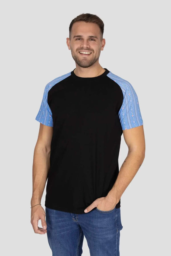 Herren T-Shirt Edelweiss Twist – Klassisches T-Shirt mit stilvollen Edelweiss-Akzenten an den Ärmeln. Weiche Baumwollmischung, bequeme Passform, perfekt für Alltag und Freizeit. Schweizer Design von Edelvetica.