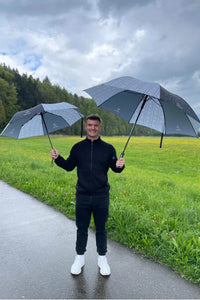 Edelvetica Edelweiss Regenschirm, ein eleganter und praktischer Begleiter für regnerische Tage. Der Schirm zeichnet sich durch sein auffälliges Edelweiss-Design aus, das einen Hauch von alpiner Eleganz vermittelt. Er ist perfekt für diejenigen, die auch bei schlechtem Wetter stilvoll und geschützt bleiben möchten.
