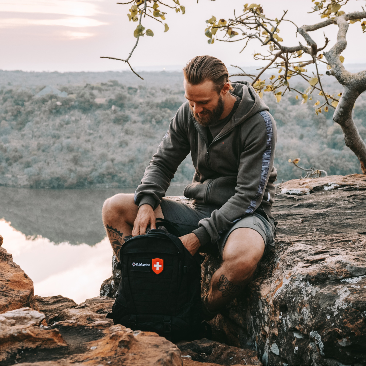 Outdoor-Rucksack mit 30 Liter Fassungsvermögen von Edelvetica, ideal für Wandern und Outdoor-Aktivitäten. Dieser robuste und funktionelle Rucksack bietet genügend Platz und Organisation für alle notwendigen Gegenstände. Er kombiniert Komfort mit langlebigem Design, geeignet für Abenteuer in der Natur.