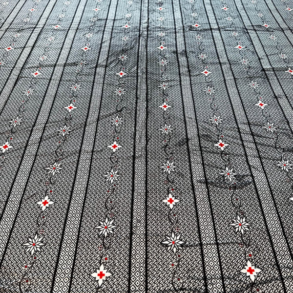 Edelvetica Edelweiss Kuscheldecke, eine weiche und gemütliche Decke, perfekt für entspannende Momente. Die Decke zeigt ein ansprechendes Edelweiss-Muster, das Wärme und Schweizer Charme in jeden Raum bringt. Ideal für kühle Abende oder als stilvolles Wohnaccessoire.