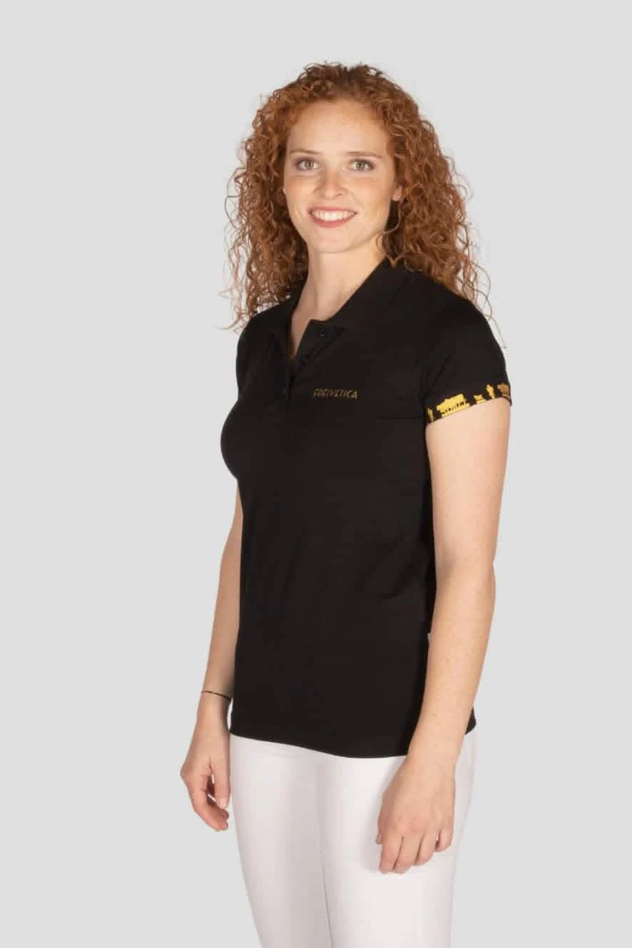 Damen Polo-Shirt 'Alpaufzug' von Edelvetica, das traditionelle Schweizer Motive mit modernem Poloshirt-Design kombiniert. Das Shirt zeigt eine detailreiche Darstellung des Alpaufzugs, einem kulturell bedeutsamen Ereignis in der Schweiz. Es ist ideal für einen lässigen, doch kulturell inspirierten Look, der sowohl Alltagstauglichkeit als auch ein einzigartiges Designelement bietet.