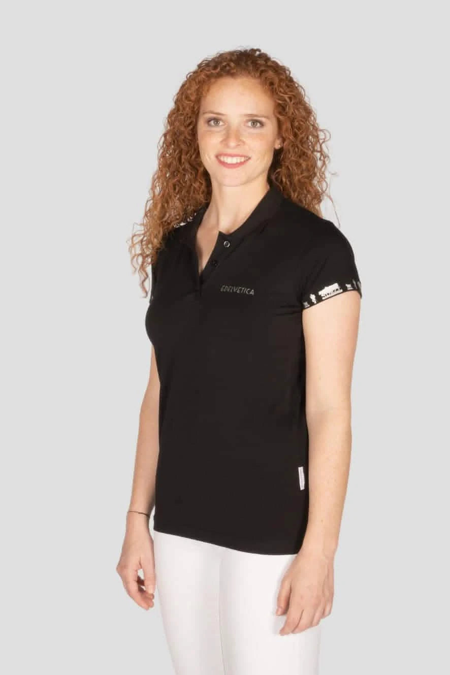 Damen Polo-Shirt 'Alpaufzug' von Edelvetica, das traditionelle Schweizer Motive mit modernem Poloshirt-Design kombiniert. Das Shirt zeigt eine detailreiche Darstellung des Alpaufzugs, einem kulturell bedeutsamen Ereignis in der Schweiz. Es ist ideal für einen lässigen, doch kulturell inspirierten Look, der sowohl Alltagstauglichkeit als auch ein einzigartiges Designelement bietet.