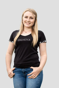 Damen Shirt 'Alpaufzug' von Edelvetica, das traditionelle Schweizer Kultur mit modernem Design verbindet. Das Shirt zeigt eine Darstellung des Alpaufzugs, einem traditionellen Schweizer Ereignis, das den Beginn des Alpsommers markiert. Es kombiniert Komfort und Stil, ideal für alltägliche oder besondere Anlässe.