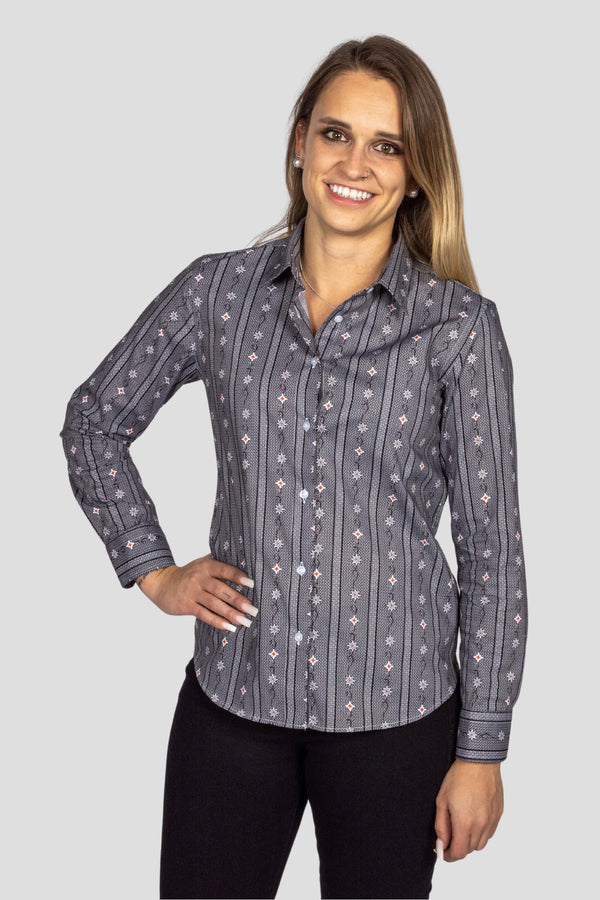 Damen Edelweiss Bluse von Edelvetica, gekennzeichnet durch ein traditionelles und zugleich modernes Design. Diese Bluse ist mit einem charakteristischen Edelweiss-Muster verziert und bietet eine perfekte Mischung aus Schweizer Tradition und zeitgemäßer Eleganz. Ideal für formelle und informelle Anlässe, bei denen stilvolle Kleidung gefragt ist.