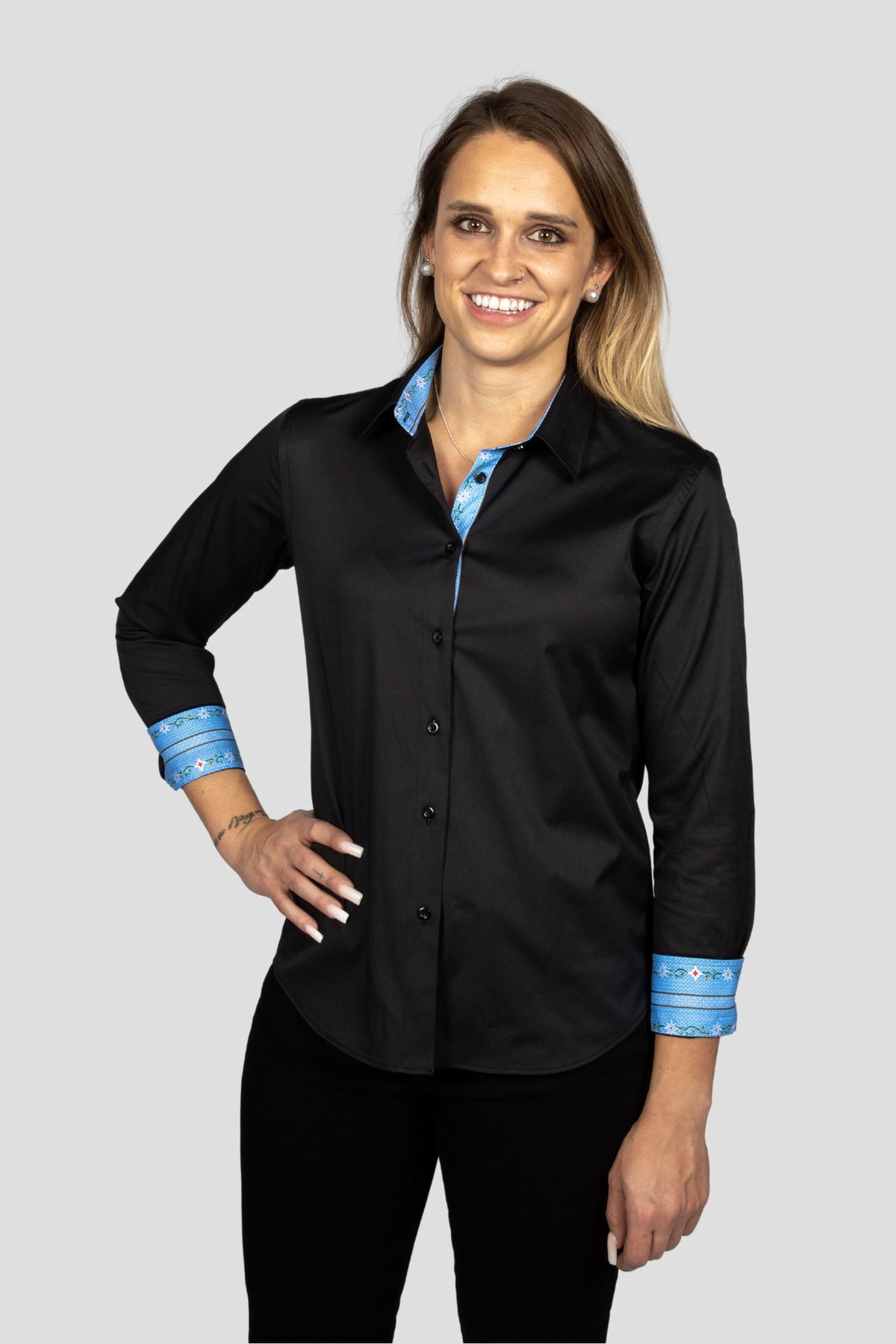 Damen Edelweiss Bluse von Edelvetica, elegant und traditionell gestaltet. Die Bluse zeichnet sich durch ein feines Edelweiss-Muster aus, das einen Hauch von alpiner Eleganz verleiht. Sie ist ideal für Anlässe, bei denen eine Kombination aus klassischem Stil und modischer Raffinesse gefragt ist.