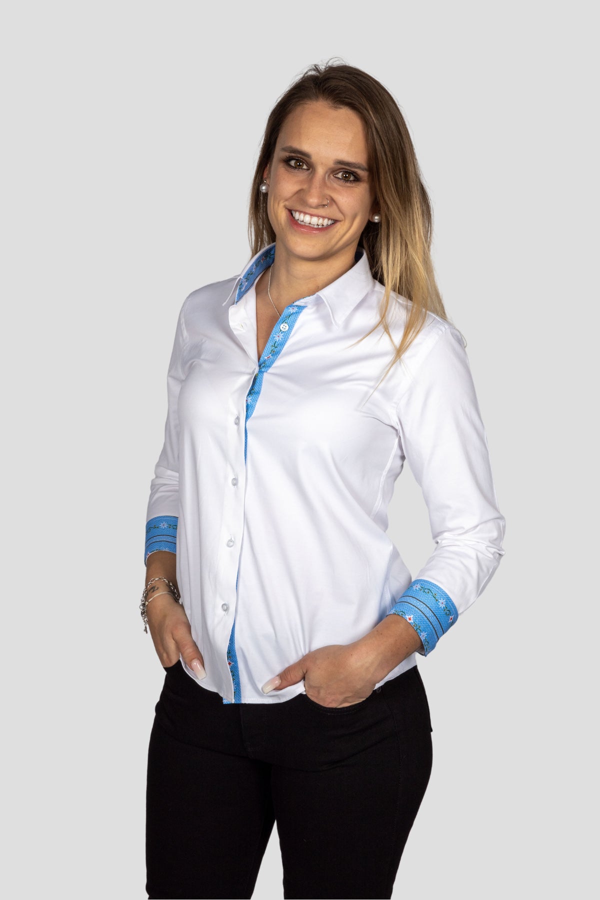 Damen Edelweiss Bluse von Edelvetica, elegant und traditionell gestaltet. Die Bluse zeichnet sich durch ein feines Edelweiss-Muster aus, das einen Hauch von alpiner Eleganz verleiht. Sie ist ideal für Anlässe, bei denen eine Kombination aus klassischem Stil und modischer Raffinesse gefragt ist.