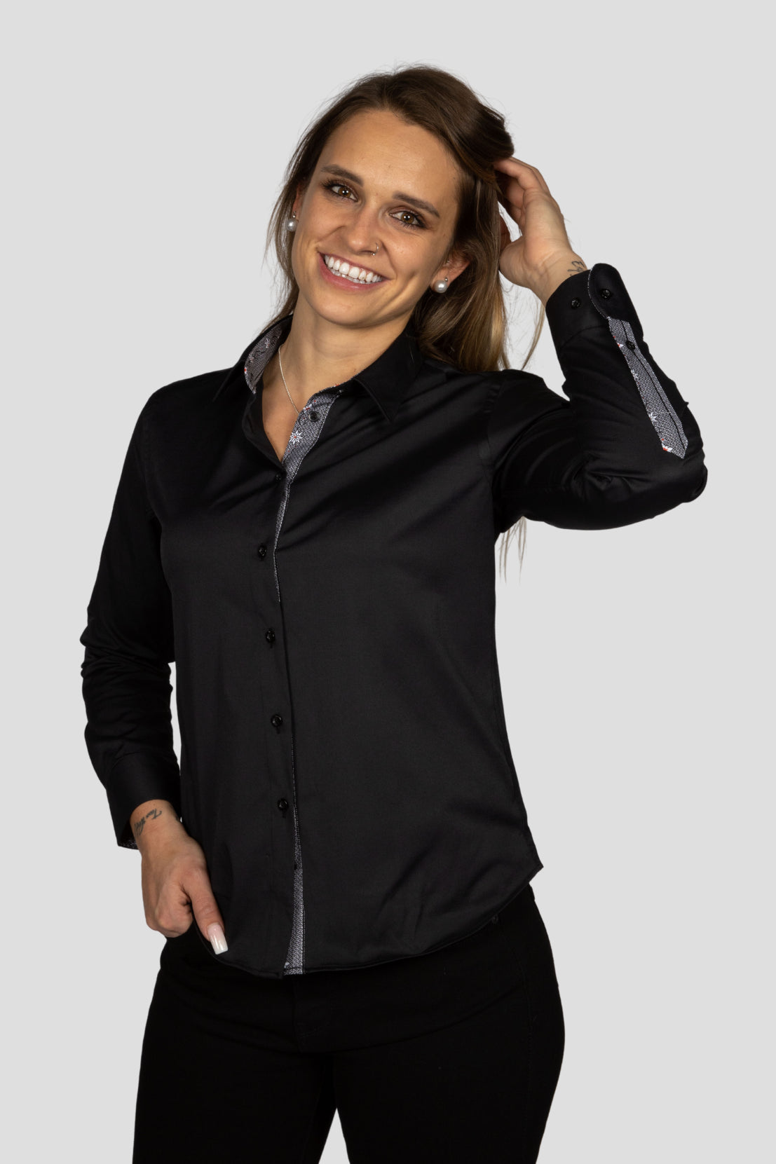 Damen Edelweiss Bluse von Edelvetica, elegant und traditionell gestaltet. Die Bluse zeichnet sich durch ein feines Edelweiss-Muster aus, das einen Hauch von alpiner Eleganz verleiht. Sie ist ideal für Anlässe, bei denen eine Kombination aus klassischem Stil und modischer Raffinesse gefragt ist.