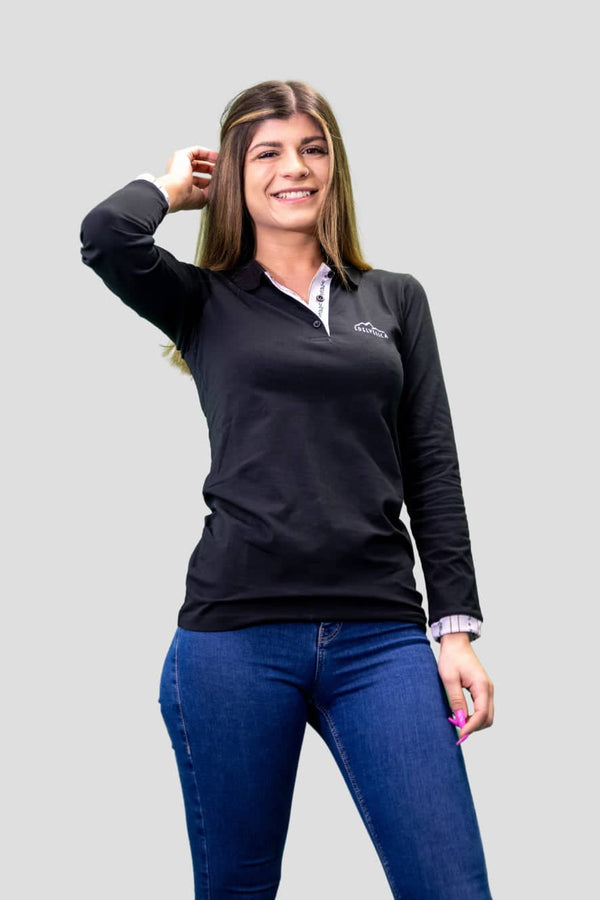 Damen Edelweiss Langarm-Polo-Shirt von Edelvetica in einer eleganten Farbkombination. Das Polo-Shirt zeichnet sich durch einen speziell gestalteten Kragen und Armabschlüsse aus, die mit einem Edelweiss-Muster verziert sind. Das Shirt bietet eine stilvolle und traditionelle Optik, perfekt für modebewusste Damen.