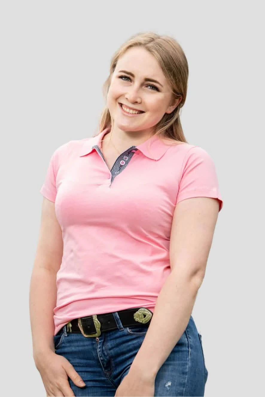 Damen Edelweiss Polo-Shirt von Edelvetica in einer eleganten Farbkombination. Das Polo-Shirt zeichnet sich durch einen speziell gestalteten Kragen aus, der mit einem Edelweiss-Muster verziert ist. Das Shirt bietet eine stilvolle und traditionelle Optik, perfekt für modebewusste Damen.