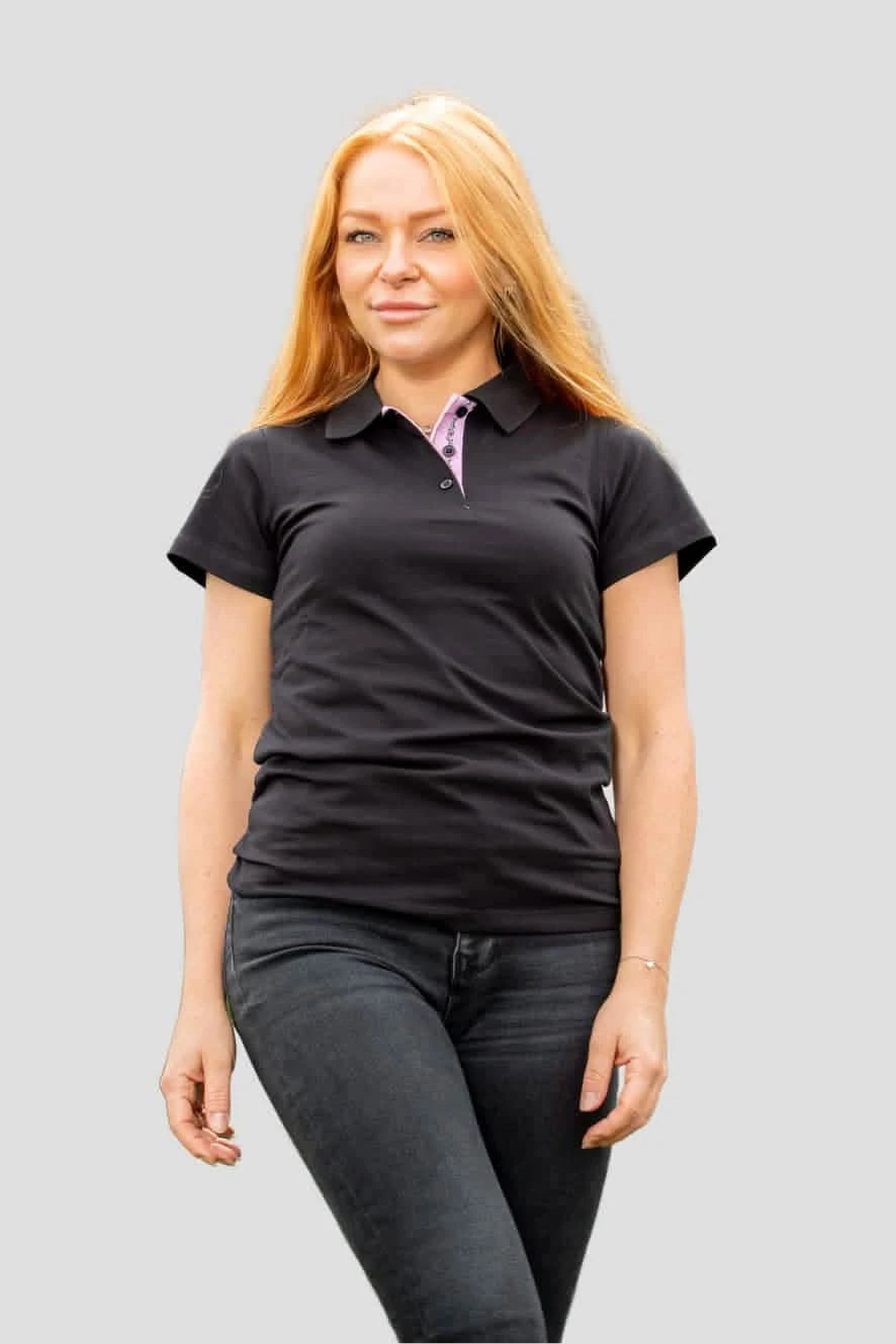 Damen Edelweiss Polo-Shirt von Edelvetica in einer eleganten Farbkombination. Das Polo-Shirt zeichnet sich durch einen speziell gestalteten Kragen aus, der mit einem Edelweiss-Muster verziert ist. Das Shirt bietet eine stilvolle und traditionelle Optik, perfekt für modebewusste Damen.