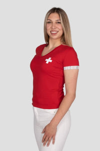 Damen Edelweiss-Shirt mit Schweizer Kreuz von Edelvetica, ein einzigartiges und stilvolles Kleidungsstück. Dieses Shirt kombiniert das traditionelle Edelweiss-Motiv mit dem Schweizer Kreuz, was eine besondere kulturelle Bedeutung in der Schweizer Tradition symbolisiert. Ideal für Frauen, die Wert auf eine Kombination aus Mode und kultureller Ausdruckskraft legen.