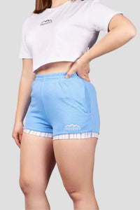 Damen Shorts von Edelvetica mit Edelweiss-Abschluss und Logo, eine modische und praktische Wahl für Freizeitaktivitäten. Diese Shorts zeichnen sich durch ein charakteristisches Edelweiss-Muster am Abschluss und das Edelvetica-Logo aus, was einen Hauch von alpiner Eleganz und Markenidentität verleiht. Ideal für Frauen, die lässige, aber stilvolle Kleidung schätzen.