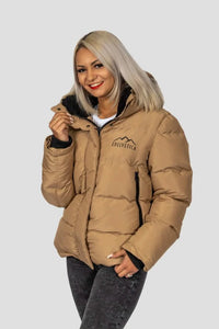 Damen Winterjacke von Edelvetica, handgefertigt für höchste Qualität. Diese stilvolle Jacke zeichnet sich durch ein einzigartiges Edelweiss-Muster auf der Innenseite aus, das traditionelle Schweizer Elemente mit modernem Design verbindet. Die Jacke verbindet Funktionalität mit einem stilvollen Design, ideal für den modischen Auftritt in der Winterlandschaft.