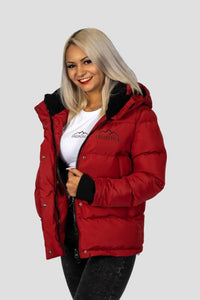 Damen Winterjacke von Edelvetica, handgefertigt für höchste Qualität. Diese stilvolle Jacke zeichnet sich durch ein einzigartiges Edelweiss-Muster auf der Innenseite aus, das traditionelle Schweizer Elemente mit modernem Design verbindet. Die Jacke verbindet Funktionalität mit einem stilvollen Design, ideal für den modischen Auftritt in der Winterlandschaft.