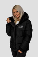 Damen Winterjacke von Edelvetica, handgefertigt für höchste Qualität. Diese stilvolle Jacke zeichnet sich durch ein einzigartiges Edelweiss-Muster auf der Innenseite aus, das traditionelle Schweizer Elemente mit modernem Design verbindet. Die Jacke verbindet Funktionalität mit einem stilvollen Design, ideal für den modischen Auftritt in der Winterlandschaft.