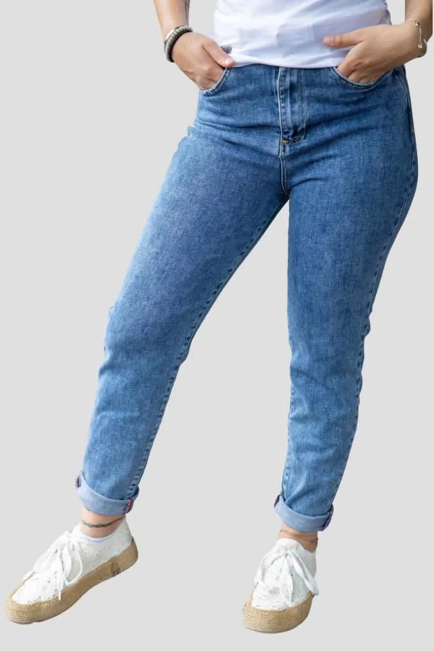 Damen Edelweiss Jeans von Edelvetica, eine modische und vielseitige Jeanshose. Charakterisiert durch einzigartige Edelweiss-Stickereien, die der Jeans eine besondere Note verleihen. Perfekt für einen lässig-eleganten Look, der Tradition und modernen Stil vereint.