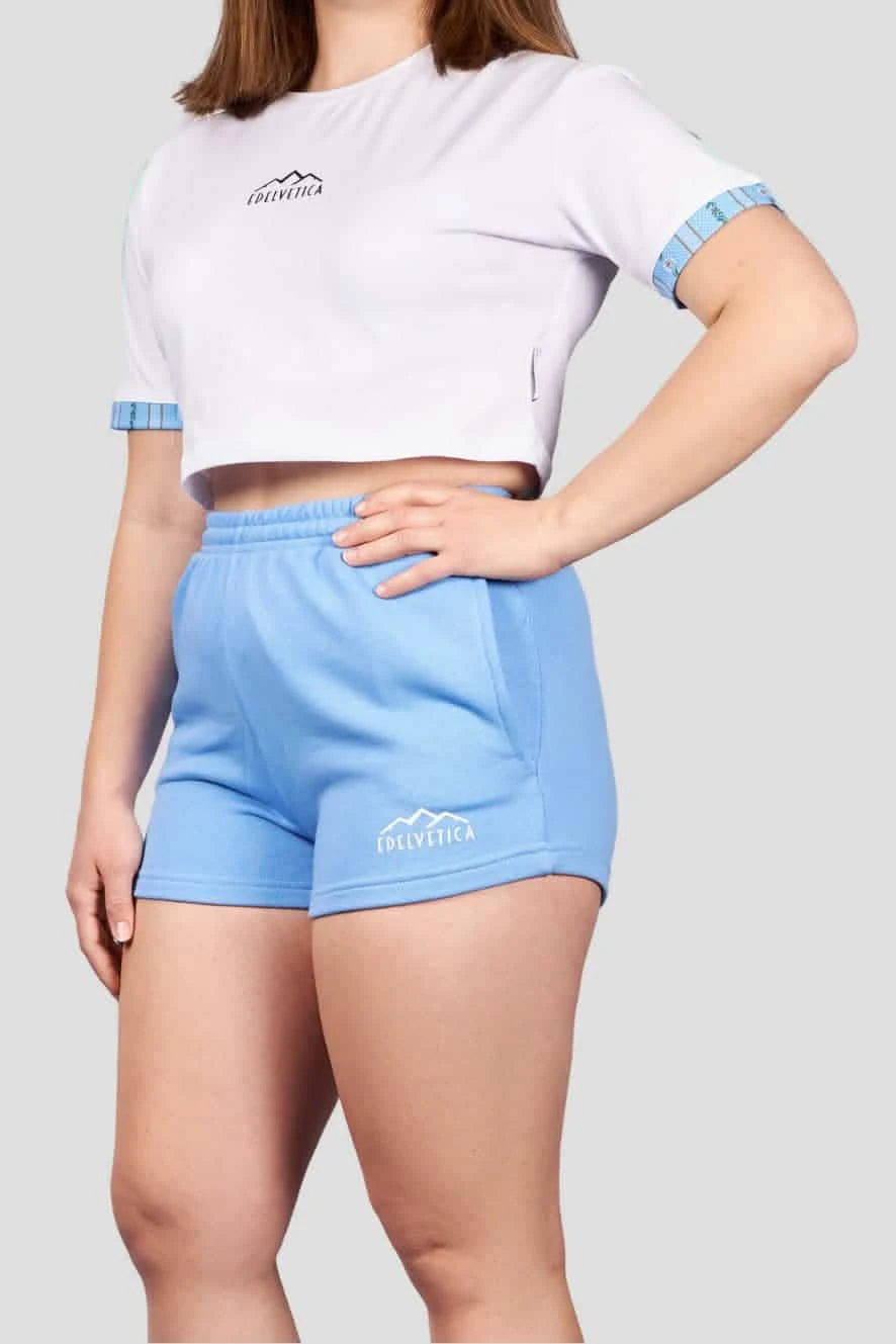 Damen Shorts von Edelvetica mit Edelweiss-Abschluss und Logo, eine modische und praktische Wahl für Freizeitaktivitäten. Diese Shorts zeichnen sich durch ein charakteristisches Edelweiss-Muster am Abschluss und das Edelvetica-Logo aus, was einen Hauch von alpiner Eleganz und Markenidentität verleiht. Ideal für Frauen, die lässige, aber stilvolle Kleidung schätzen.