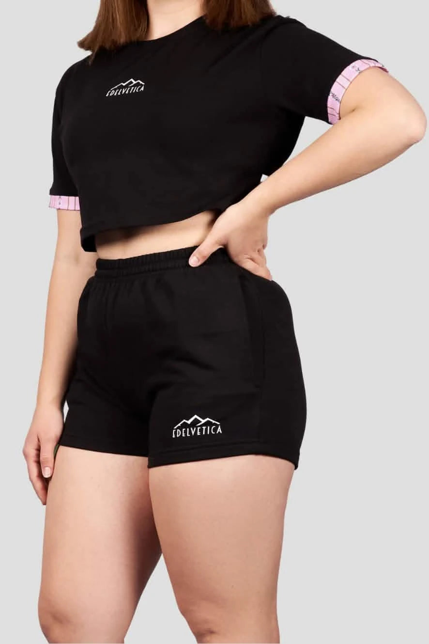 Damen Shorts von Edelvetica mit Edelweiss-Abschluss und Logo, eine modische und praktische Wahl für Freizeitaktivitäten. Diese Shorts zeichnen sich durch ein charakteristisches Edelweiss-Muster am Abschluss und das Edelvetica-Logo aus, was einen Hauch von alpiner Eleganz und Markenidentität verleiht. Ideal für Frauen, die lässige, aber stilvolle Kleidung schätzen.