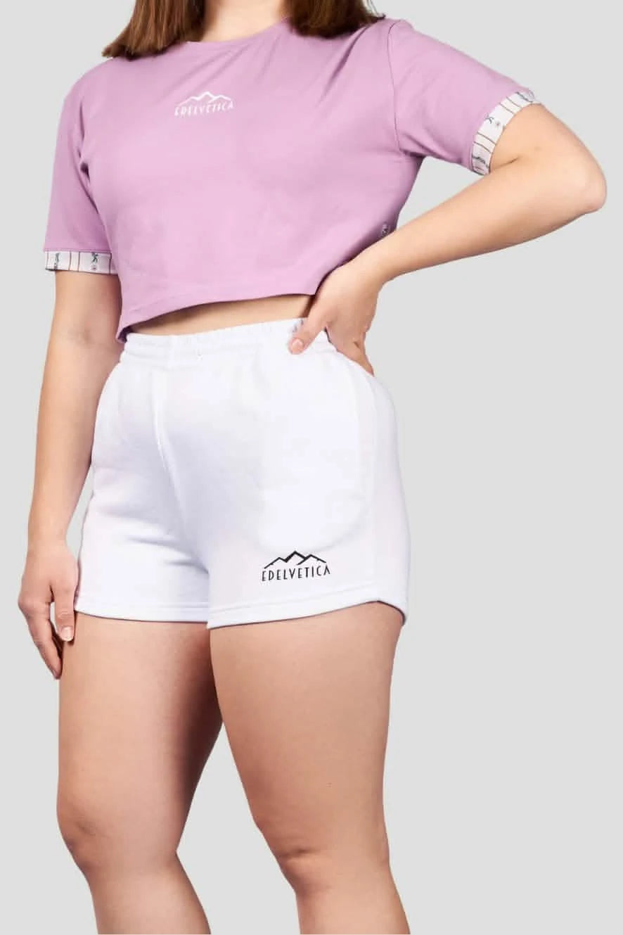 Damen Shorts von Edelvetica mit Edelweiss-Abschluss und Logo, eine modische und praktische Wahl für Freizeitaktivitäten. Diese Shorts zeichnen sich durch ein charakteristisches Edelweiss-Muster am Abschluss und das Edelvetica-Logo aus, was einen Hauch von alpiner Eleganz und Markenidentität verleiht. Ideal für Frauen, die lässige, aber stilvolle Kleidung schätzen.