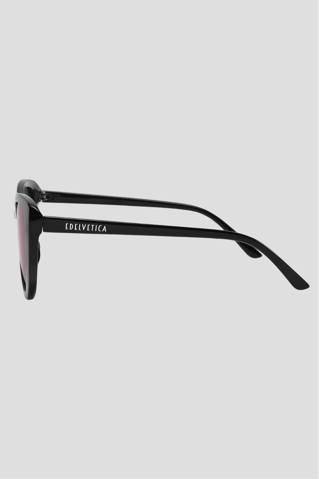 Damen Sonnenbrille 'Cat Eye Rund' von Edelvetica, eine modische und elegante Sonnenbrille. Dieses Modell kombiniert das klassische Cat-Eye-Design mit einer runden Form, was einen zeitgenössischen und femininen Look schafft. Ideal für stilbewusste Frauen, die ein Accessoire suchen, das sowohl Trendbewusstsein als auch einen Hauch von Vintage-Appeal bietet.
