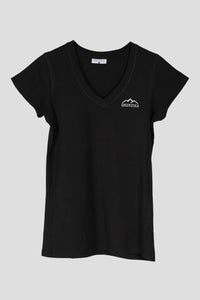 Damen-T-Shirt von Edelvetica mit Edelweiss-Armabschluss. Das Shirt hat einen V-Ausschnitt und ist aus einer weichen Baumwollmischung mit einem kleinen Anteil Elasthan gefertigt, was für Komfort und eine gute Passform sorgt. Einfaches, aber stilvolles Design, geeignet für lässige Outfits.