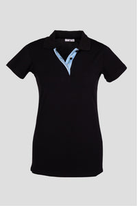 Damen Edelweiss Polo-Shirt von Edelvetica in einer eleganten Farbkombination. Das Polo-Shirt zeichnet sich durch einen speziell gestalteten Kragen aus, der mit einem Edelweiss-Muster verziert ist. Das Shirt bietet eine stilvolle und traditionelle Optik, perfekt für modebewusste Damen.