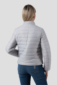 Damen Edelweiss Übergangsjacke von Edelvetica, eine elegante und funktionale Jacke. Sie zeichnet sich durch das charakteristische Edelweiss-Design aus, das stilvolle Akzente setzt. Ideal für die Übergangszeit, vereint die Jacke Komfort mit modischem Ausdruck und eignet sich perfekt für vielseitige Outfits.