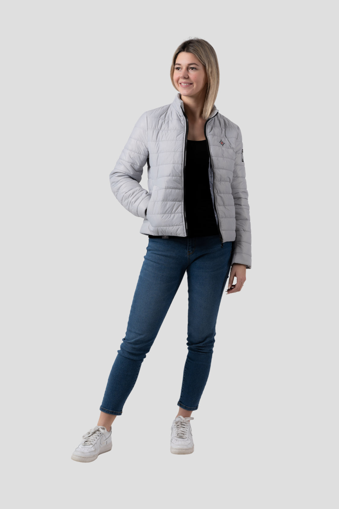 Damen Edelweiss Übergangsjacke von Edelvetica, eine elegante und funktionale Jacke. Sie zeichnet sich durch das charakteristische Edelweiss-Design aus, das stilvolle Akzente setzt. Ideal für die Übergangszeit, vereint die Jacke Komfort mit modischem Ausdruck und eignet sich perfekt für vielseitige Outfits.