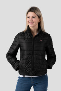 Damen Edelweiss Übergangsjacke von Edelvetica, eine elegante und funktionale Jacke. Sie zeichnet sich durch das charakteristische Edelweiss-Design aus, das stilvolle Akzente setzt. Ideal für die Übergangszeit, vereint die Jacke Komfort mit modischem Ausdruck und eignet sich perfekt für vielseitige Outfits.