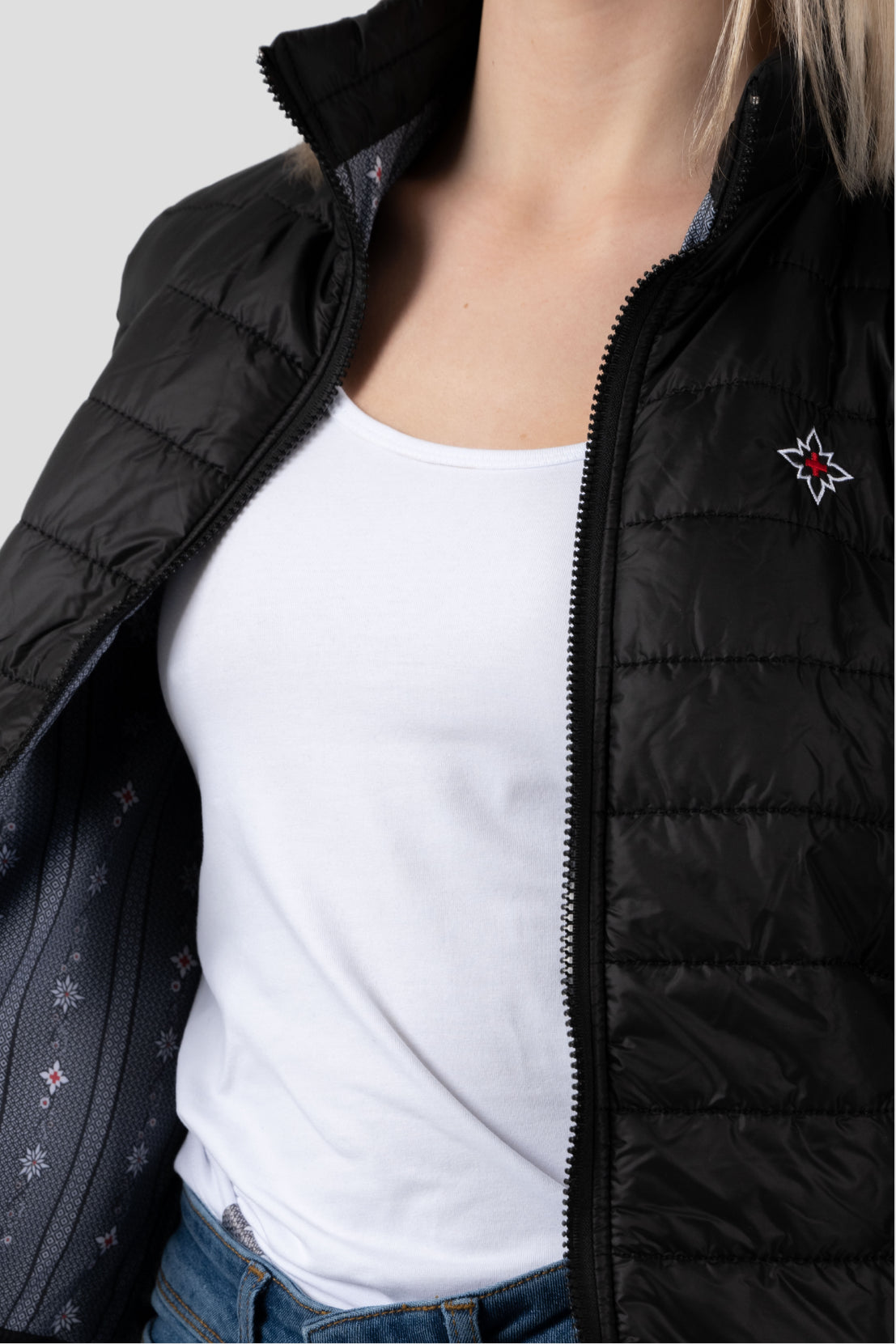 Damen Edelweiss Übergangsjacke von Edelvetica, eine elegante und funktionale Jacke. Sie zeichnet sich durch das charakteristische Edelweiss-Design aus, das stilvolle Akzente setzt. Ideal für die Übergangszeit, vereint die Jacke Komfort mit modischem Ausdruck und eignet sich perfekt für vielseitige Outfits.