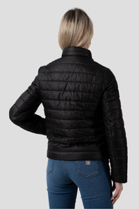 Damen Edelweiss Übergangsjacke von Edelvetica, eine elegante und funktionale Jacke. Sie zeichnet sich durch das charakteristische Edelweiss-Design aus, das stilvolle Akzente setzt. Ideal für die Übergangszeit, vereint die Jacke Komfort mit modischem Ausdruck und eignet sich perfekt für vielseitige Outfits.