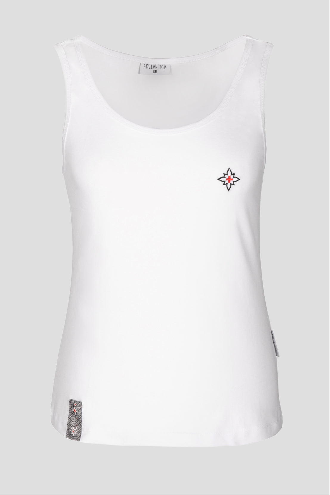 Damen Edelweiss Tank Top von Edelvetica, ein leichtes und stilvolles Oberteil. Dieses Tank Top zeichnet sich durch ein subtiles Edelweiss-Blumenmuster aus, das eine Verbindung zur Schweizer Kultur herstellt. Es ist perfekt für warme Tage und kombiniert Komfort mit einem Hauch von alpiner Eleganz.