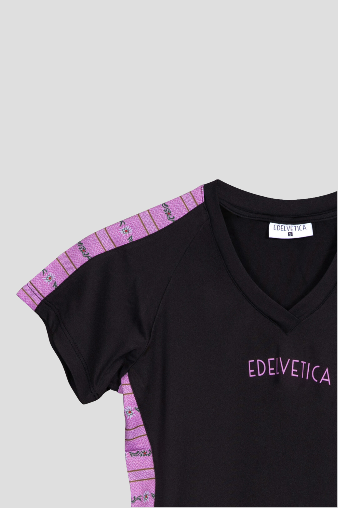 Damen Edelweiss Sportshirt von Edelvetica, ein funktionelles und stilvolles Sportbekleidungsstück. Das Shirt besticht durch ein charakteristisches Edelweiss-Design, das sportliche Funktionalität mit einem Hauch von alpiner Ästhetik verbindet. Ideal für aktive Frauen, die Wert auf Komfort und Stil bei ihren sportlichen Aktivitäten legen.