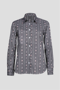 Damen Edelweiss Bluse von Edelvetica, gekennzeichnet durch ein traditionelles und zugleich modernes Design. Diese Bluse ist mit einem charakteristischen Edelweiss-Muster verziert und bietet eine perfekte Mischung aus Schweizer Tradition und zeitgemäßer Eleganz. Ideal für formelle und informelle Anlässe, bei denen stilvolle Kleidung gefragt ist.