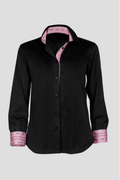 Damen Edelweiss Bluse von Edelvetica, elegant und traditionell gestaltet. Die Bluse zeichnet sich durch ein feines Edelweiss-Muster aus, das einen Hauch von alpiner Eleganz verleiht. Sie ist ideal für Anlässe, bei denen eine Kombination aus klassischem Stil und modischer Raffinesse gefragt ist.