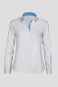 Damen Edelweiss Bluse von Edelvetica, elegant und traditionell gestaltet. Die Bluse zeichnet sich durch ein feines Edelweiss-Muster aus, das einen Hauch von alpiner Eleganz verleiht. Sie ist ideal für Anlässe, bei denen eine Kombination aus klassischem Stil und modischer Raffinesse gefragt ist.
