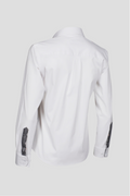 Damen Edelweiss Bluse von Edelvetica, elegant und traditionell gestaltet. Die Bluse zeichnet sich durch ein feines Edelweiss-Muster aus, das einen Hauch von alpiner Eleganz verleiht. Sie ist ideal für Anlässe, bei denen eine Kombination aus klassischem Stil und modischer Raffinesse gefragt ist.