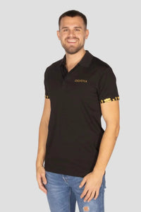 Herren Polo-Shirt 'Alpaufzug' von Edelvetica, das traditionelle Schweizer Motive mit modernem Poloshirt-Design kombiniert. Das Shirt zeigt eine detailreiche Darstellung des Alpaufzugs, einem kulturell bedeutsamen Ereignis in der Schweiz. Es ist ideal für einen lässigen, doch kulturell inspirierten Look, der sowohl Alltagstauglichkeit als auch ein einzigartiges Designelement bietet.