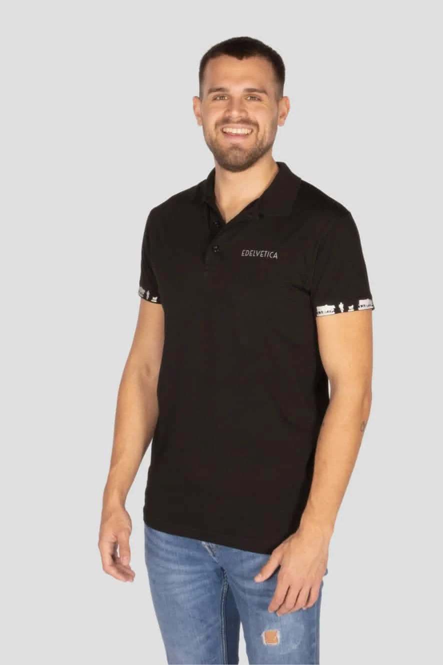 Herren Polo-Shirt 'Alpaufzug' von Edelvetica, das traditionelle Schweizer Motive mit modernem Poloshirt-Design kombiniert. Das Shirt zeigt eine detailreiche Darstellung des Alpaufzugs, einem kulturell bedeutsamen Ereignis in der Schweiz. Es ist ideal für einen lässigen, doch kulturell inspirierten Look, der sowohl Alltagstauglichkeit als auch ein einzigartiges Designelement bietet.