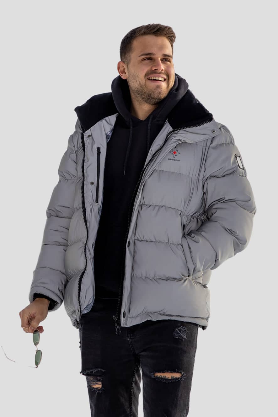 Herren Winterjacke von Edelvetica, handgefertigt für höchste Qualität. Diese stilvolle Jacke zeichnet sich durch ein einzigartiges Edelweiss-Muster auf der Innenseite aus, das traditionelle Schweizer Elemente mit modernem Design verbindet. Die Jacke verbindet Funktionalität mit einem stilvollen Design, ideal für den modischen Auftritt in der Winterlandschaft.