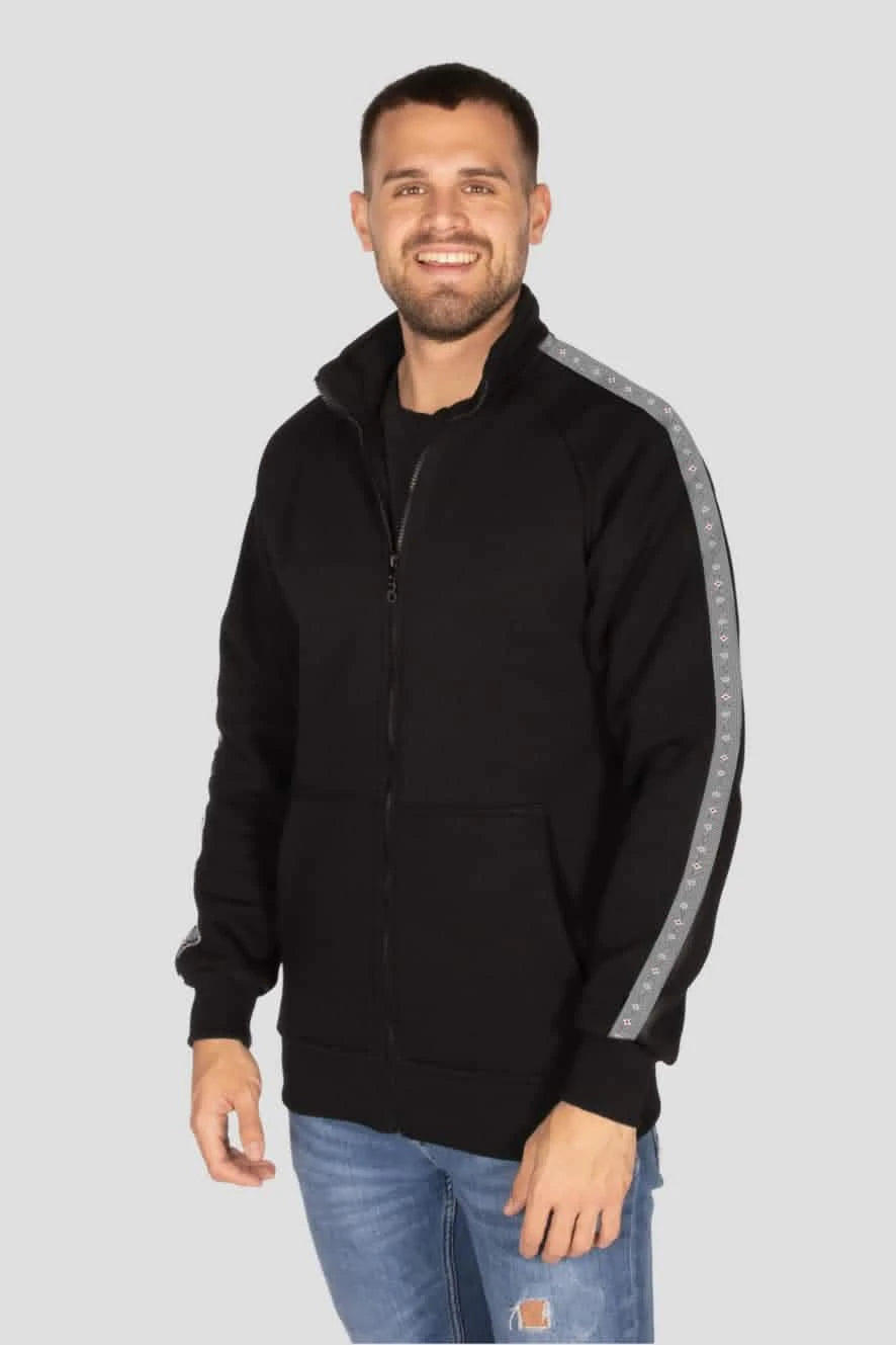 Herren Edelweiss Jacke von Edelvetica, eine stilvolle und praktische Oberbekleidung. Die Jacke zeichnet sich durch ihren markanten Stehkragen und das subtile Edelweiss-Design aus, das klassische Eleganz mit modernem Komfort verbindet. Ideal für kühle Tage, bietet sie eine anspruchsvolle Mischung aus Funktionalität und modischem Ausdruck.