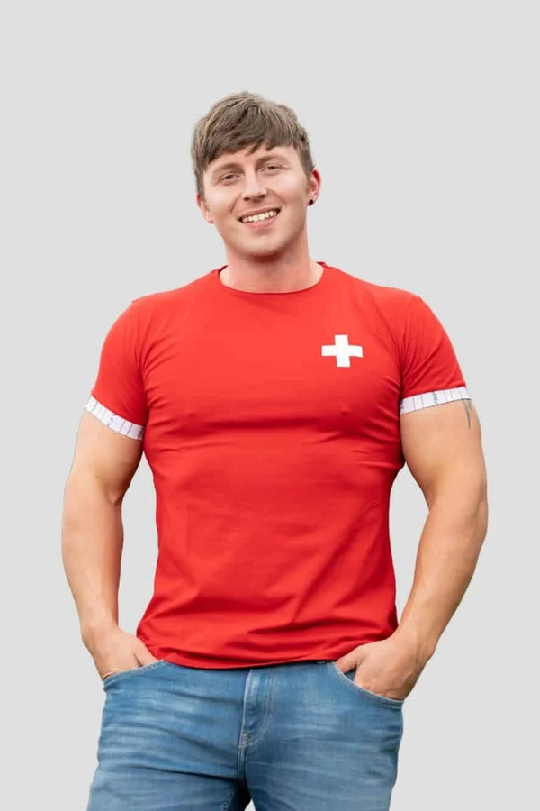 Herren Edelweiss-Shirt mit Schweizer Kreuz von Edelvetica, ein einzigartiges und stilvolles Kleidungsstück. Dieses Shirt kombiniert das traditionelle Edelweiss-Motiv mit dem Schweizer Kreuz, was eine besondere kulturelle Bedeutung in der Schweizer Tradition symbolisiert. Ideal für Herren, die Wert auf eine Kombination aus Mode und kultureller Ausdruckskraft legen.
