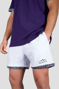 Herren Shorts von Edelvetica mit Edelweiss-Abschluss und Logo, eine modische und praktische Wahl für Freizeitaktivitäten. Diese Shorts zeichnen sich durch ein charakteristisches Edelweiss-Muster am Abschluss und das Edelvetica-Logo aus, was einen Hauch von alpiner Eleganz und Markenidentität verleiht. Ideal für Herren, die lässige, aber stilvolle Kleidung schätzen.